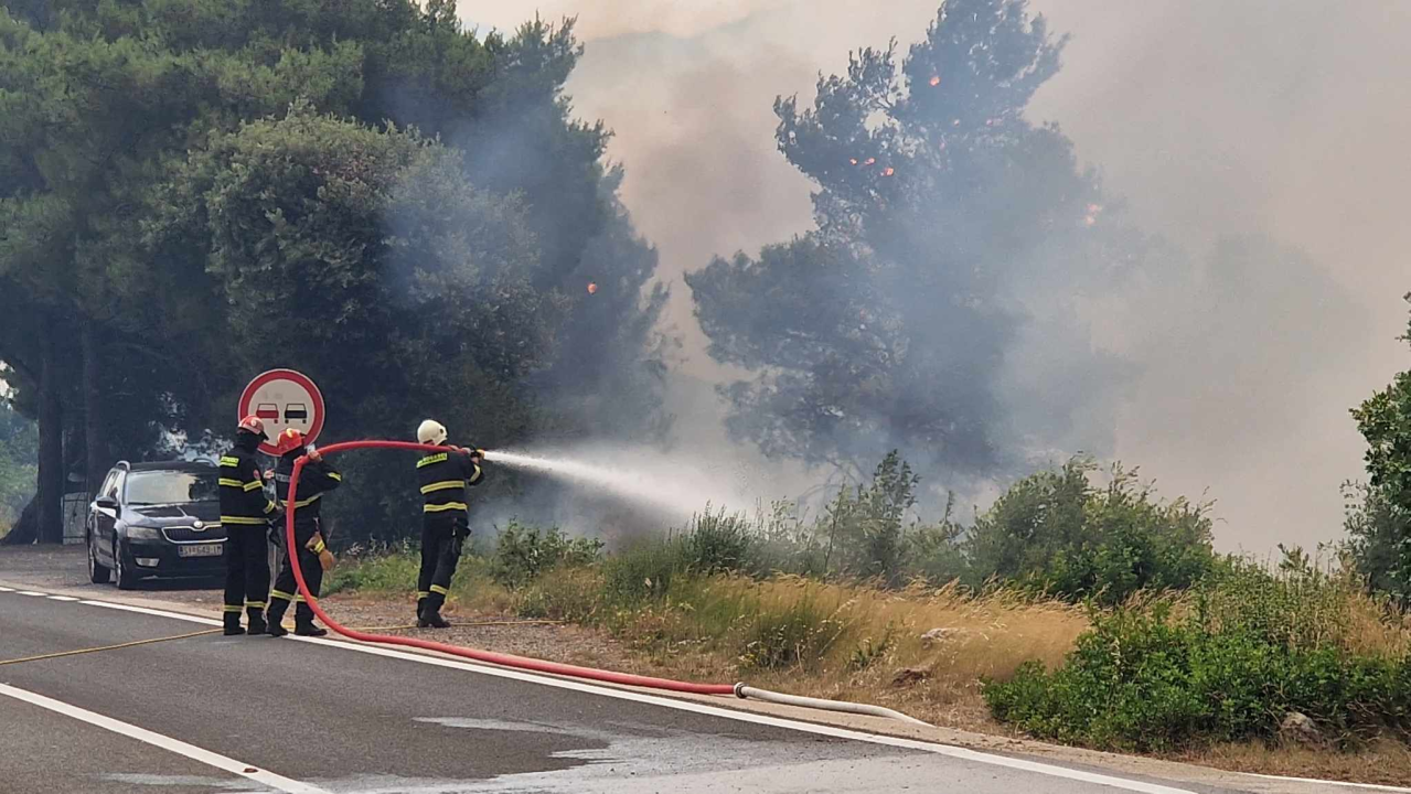 FOTOGALERIJA iz središta požara: Grčevita borba protiv vatre i vjetra