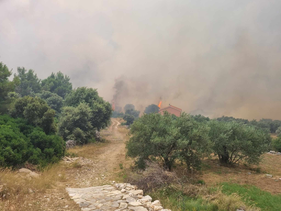 FOTOGALERIJA iz središta požara: Grčevita borba protiv vatre i vjetra