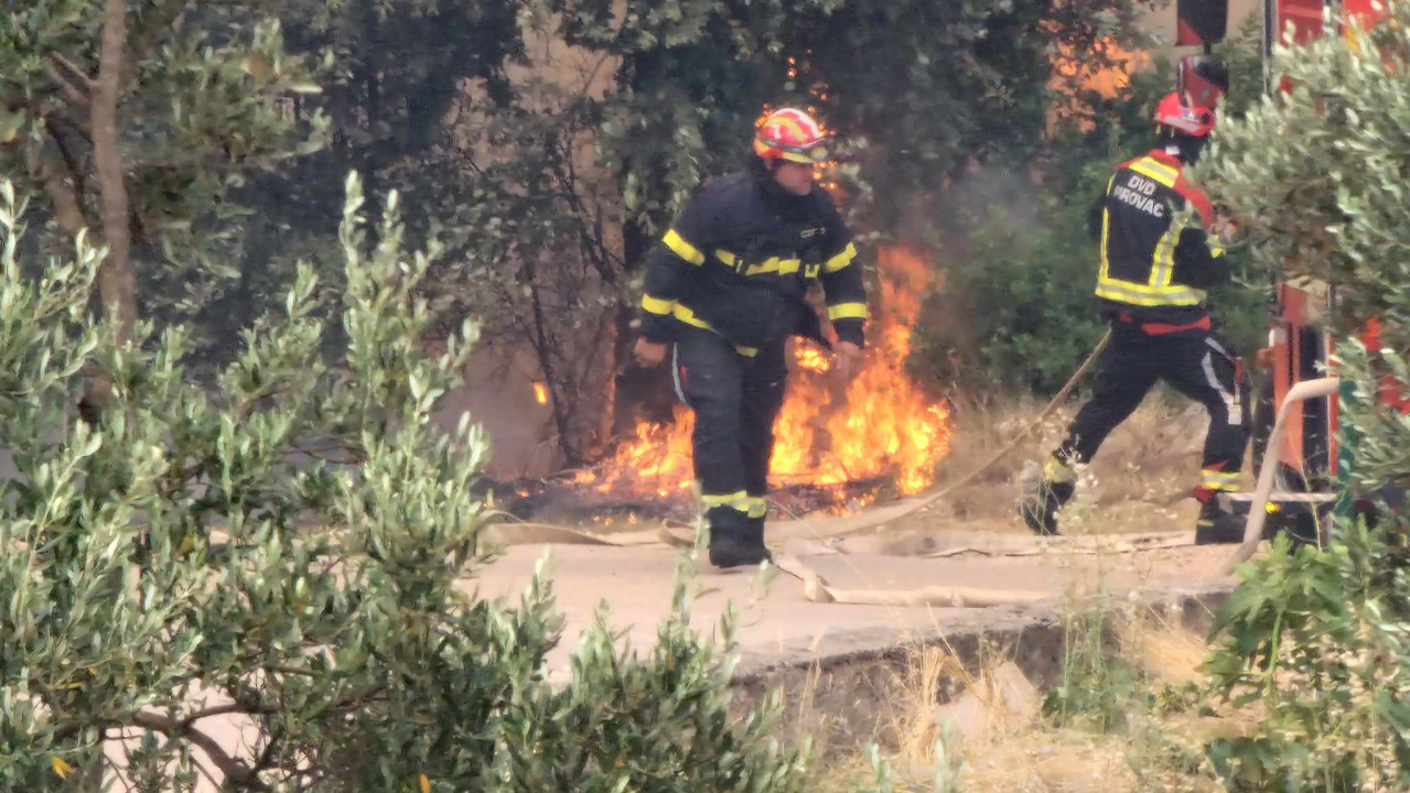 FOTOGALERIJA iz središta požara: Grčevita borba protiv vatre i vjetra