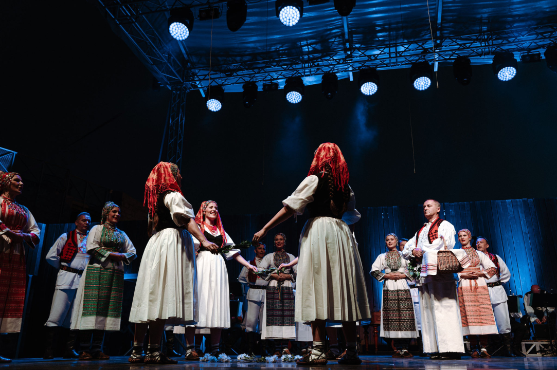 Raskoš i sjaj Ansambla Lado na Tvrđavi sv. Mihovila: Bogatstvo nošnji i spektakularni plesovi oduševili šibensku publiku