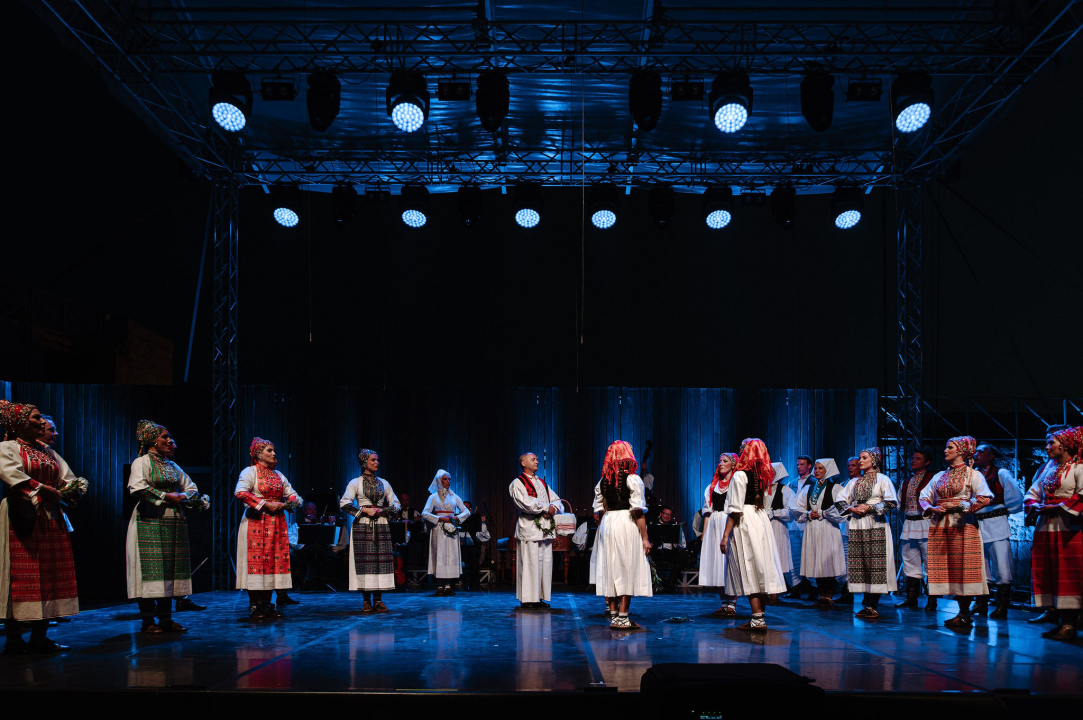 Raskoš i sjaj Ansambla Lado na Tvrđavi sv. Mihovila: Bogatstvo nošnji i spektakularni plesovi oduševili šibensku publiku