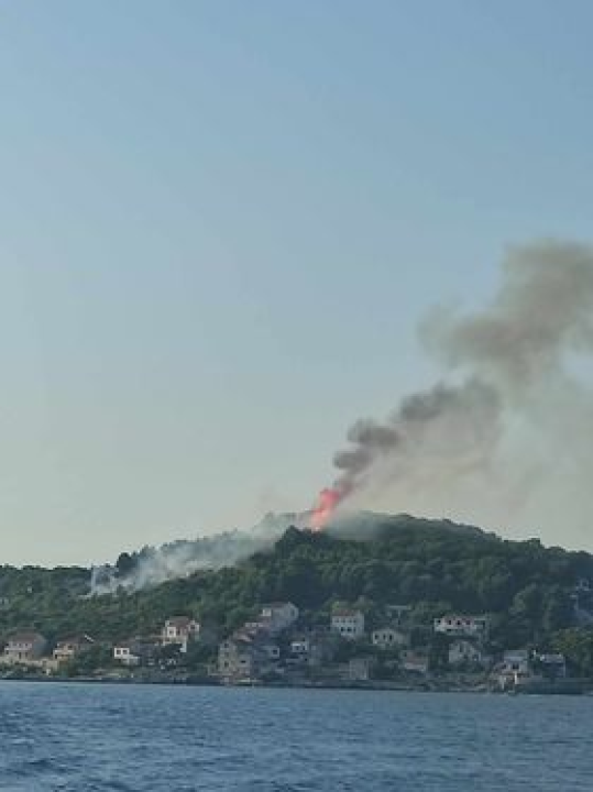 Požar na Prviću pod nadzorom