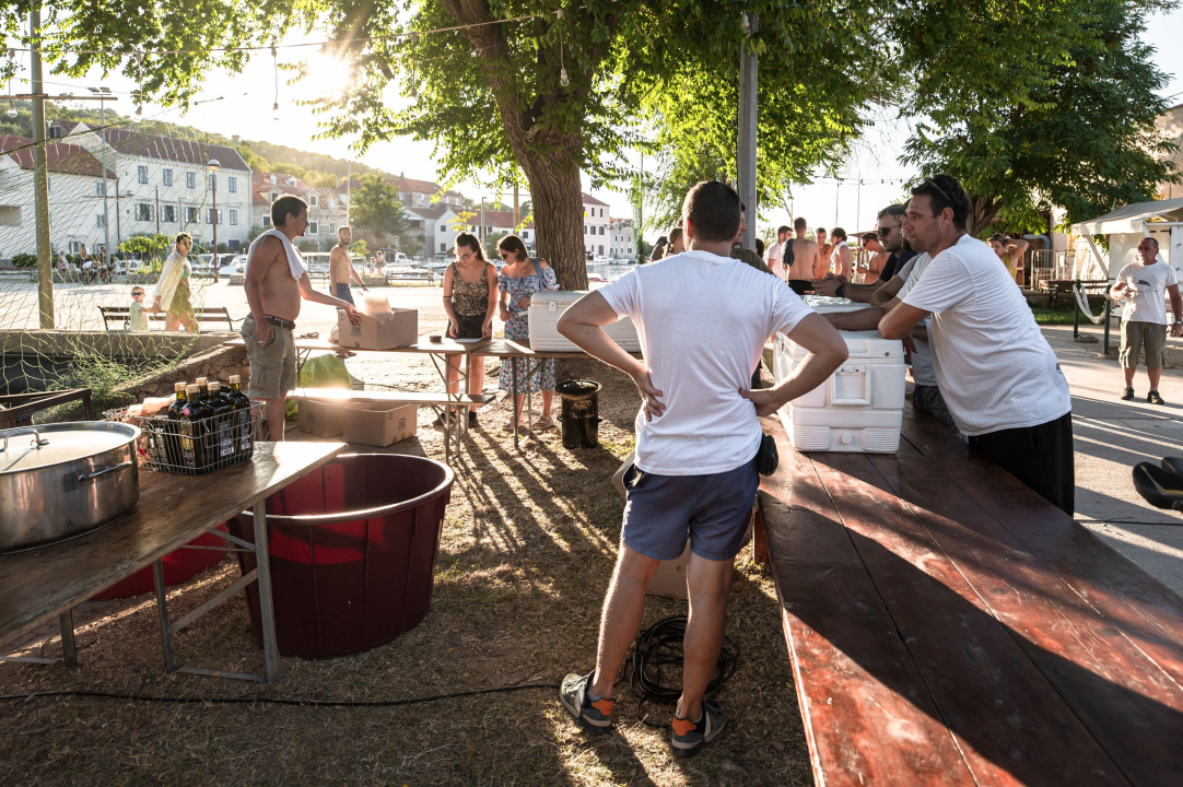 Na Zlarinu održana tradicionalna Srdelada