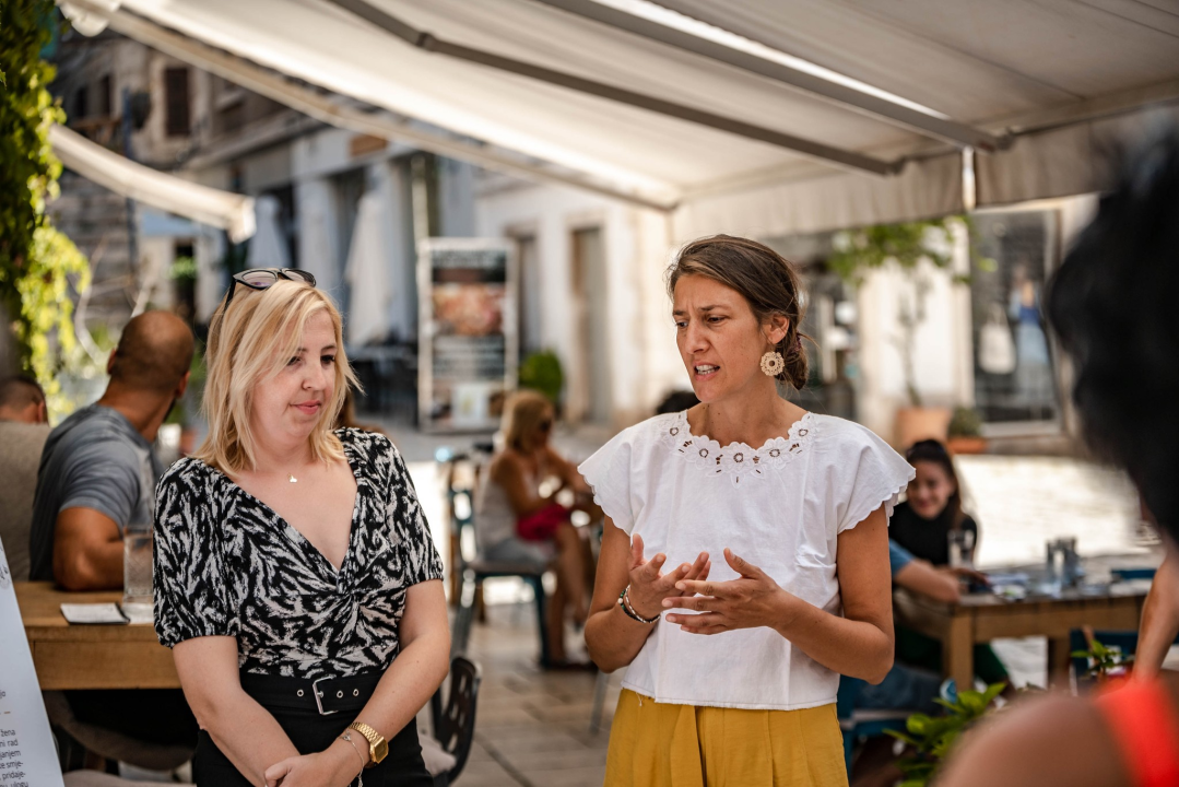 Čipkani tabletići zavijorili nad Masnom ulicom: 'Htjele smo ukazati na klimatske promjene i potrebu za hladom'