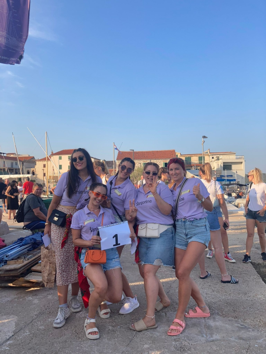 Betinske 'Šinjorine' primile se vesla i u drvenoj gajeti natječu se na regati: 'Nije baš lagano, ali baka nam je dala pokoji savjet'