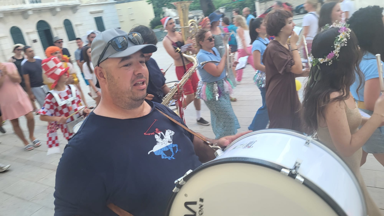 'Stari i mladi' u Skradinu: Od zabave sve je pucalo po šavovima