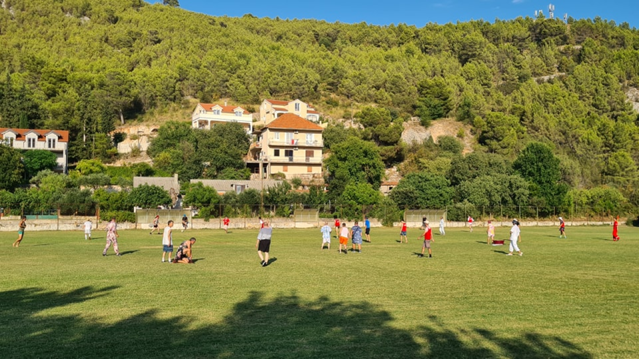Stari i mladi u Skradinu navukli kostime i odmjerili snage na nogometnom terenu
