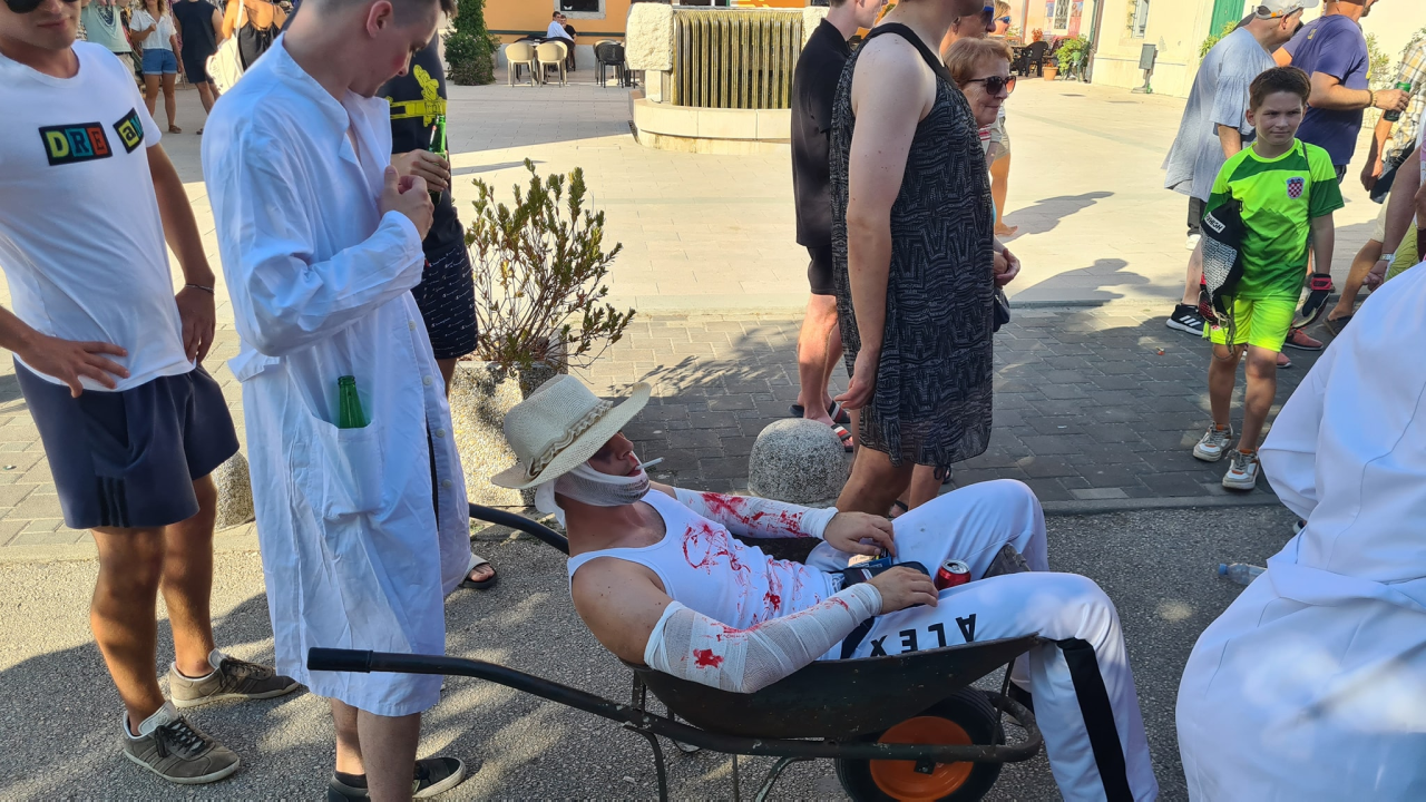 Stari i mladi u Skradinu navukli kostime i odmjerili snage na nogometnom terenu