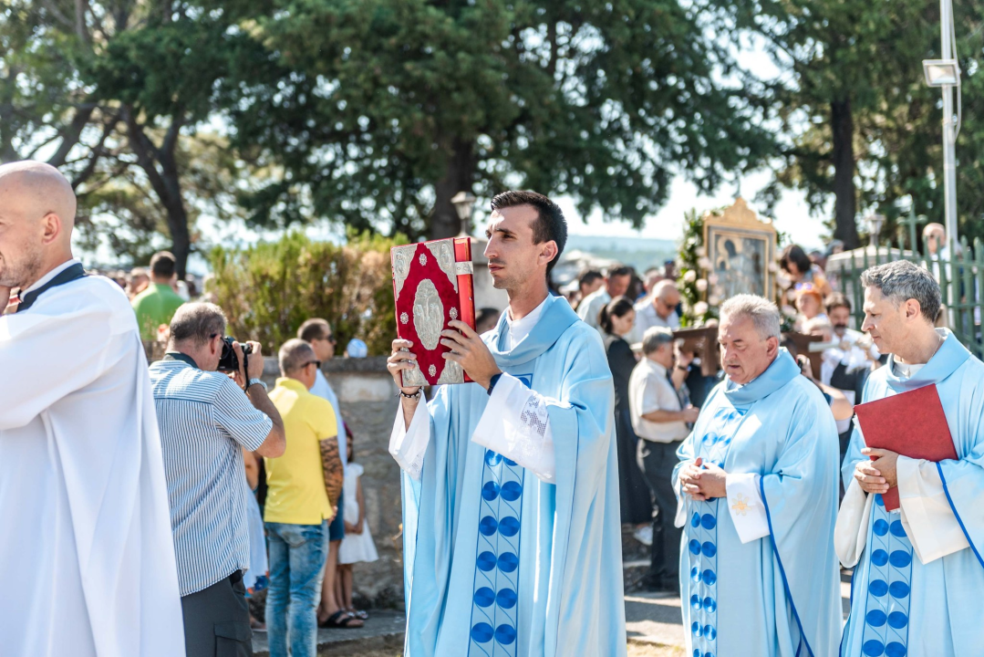 Na štandovima u Vrpolju janjetine nema, ali zato je red preko ceste: 'Tko ima u džepu, taj će i pojesti'