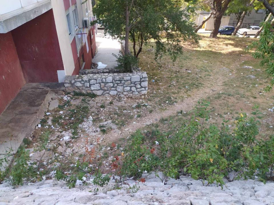 'Ispred Cvjetnog doma doslovno je javni zahod, bacaju od uložaka do četki za WC'