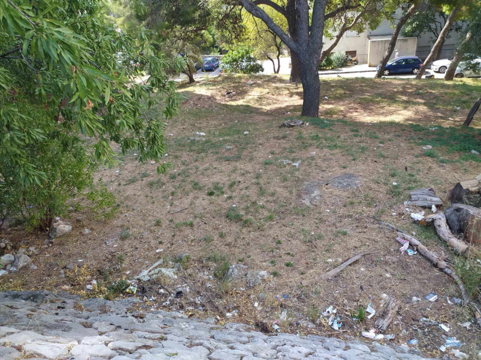 'Ispred Cvjetnog doma doslovno je javni zahod, bacaju od uložaka do četki za WC'