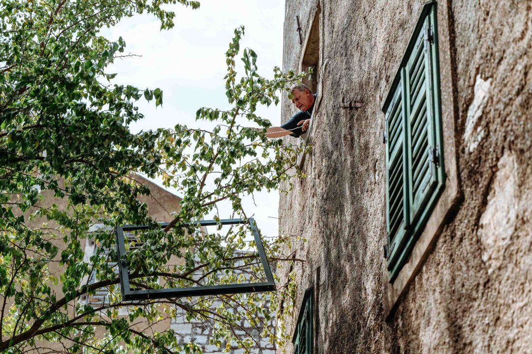 Jugo bacilo grilju na terasu restorana na Gorici, štok vatrogasci skinuli sa stabla
