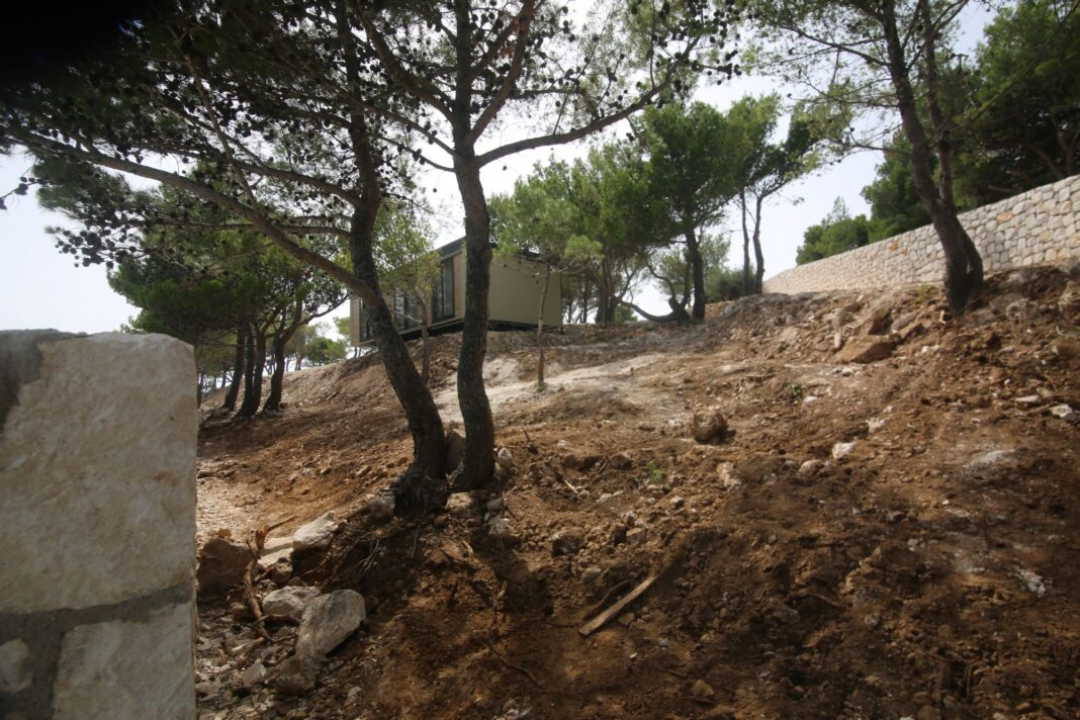 Fantomski kamp na Punti Čigrađe u Murteru nema uporabne dozvole ni WC-a