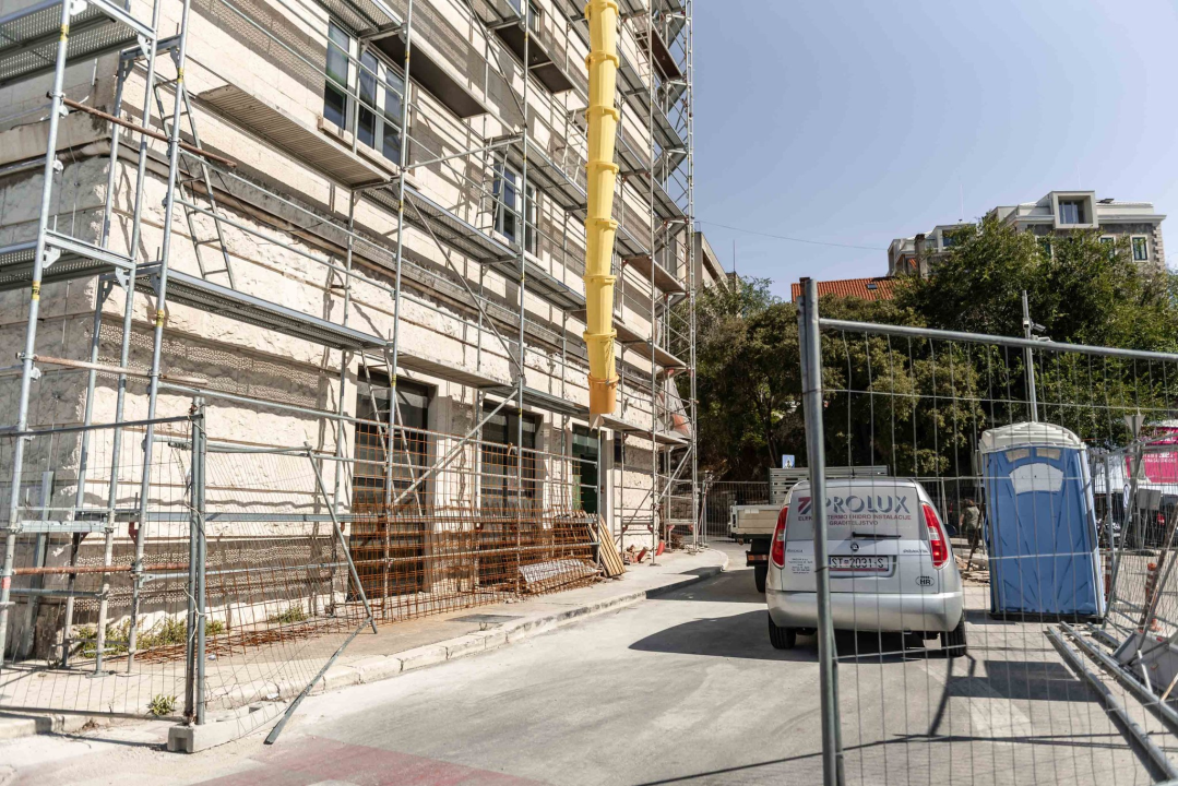 Zapelo s obnovom Porezne uprave na rivi: Traženo produljenje radova do 1. studenog, iz Grada se ne slažu