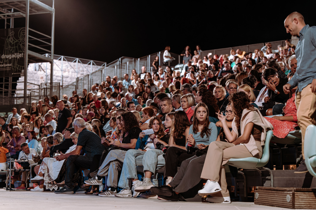 Parni Valjak raspjevao i rasplesao publiku na tvrđavi