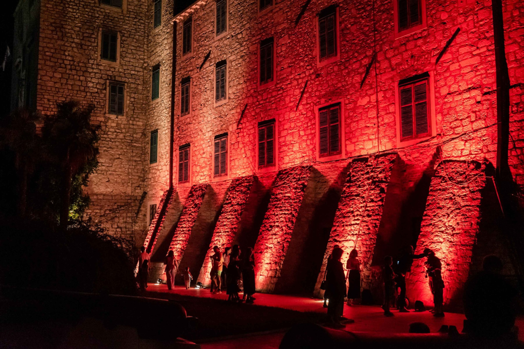 'Light is Life' upozorio na iskorištavanje planeta Zemlje: Šibenik obojan u crveno, a 4 tenora dali glazbeni doprinos