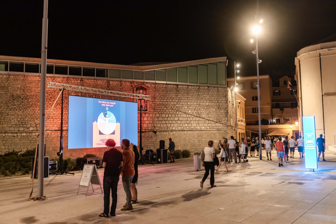 'Light is Life' upozorio na iskorištavanje planeta Zemlje: Šibenik obojan u crveno, a 4 tenora dali glazbeni doprinos