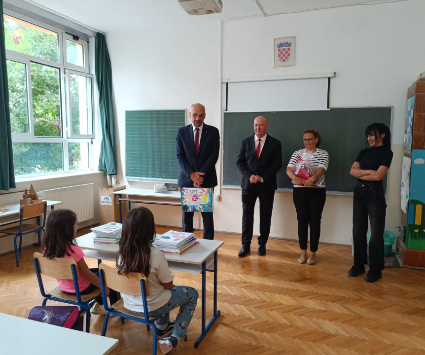 Jelić posjetio škole u Unešiću i Mirloviću: 'Budite marljivi, vrijedni i slušajte učitelje'