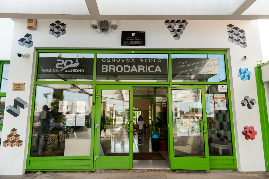 'Učionice 21. stoljeća' s gradonačelnikom dočekale prvašiće: 'Krenite hrabro u školske klupe'