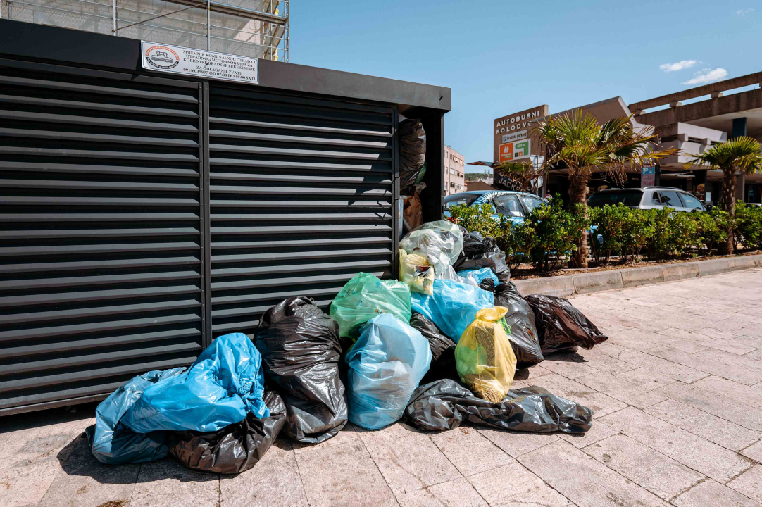 'Miško' pozdravlja ljude u šetnji rivom: Smeće 'kipi' iz kontejnera za nautičare
