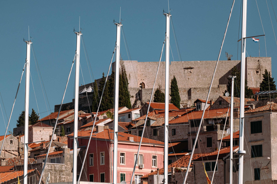 Riva puna jedrilica kao usred sezone, ali bez slaloma između turista ako prošetate