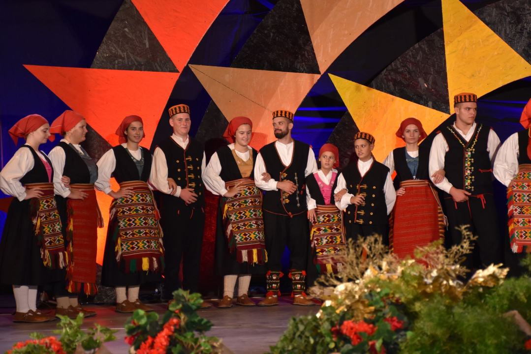 KUU Zvona Zagore na Vinkovačkim jesenima: Biralica uz diple, ojkavica, treskavica i kola po naški