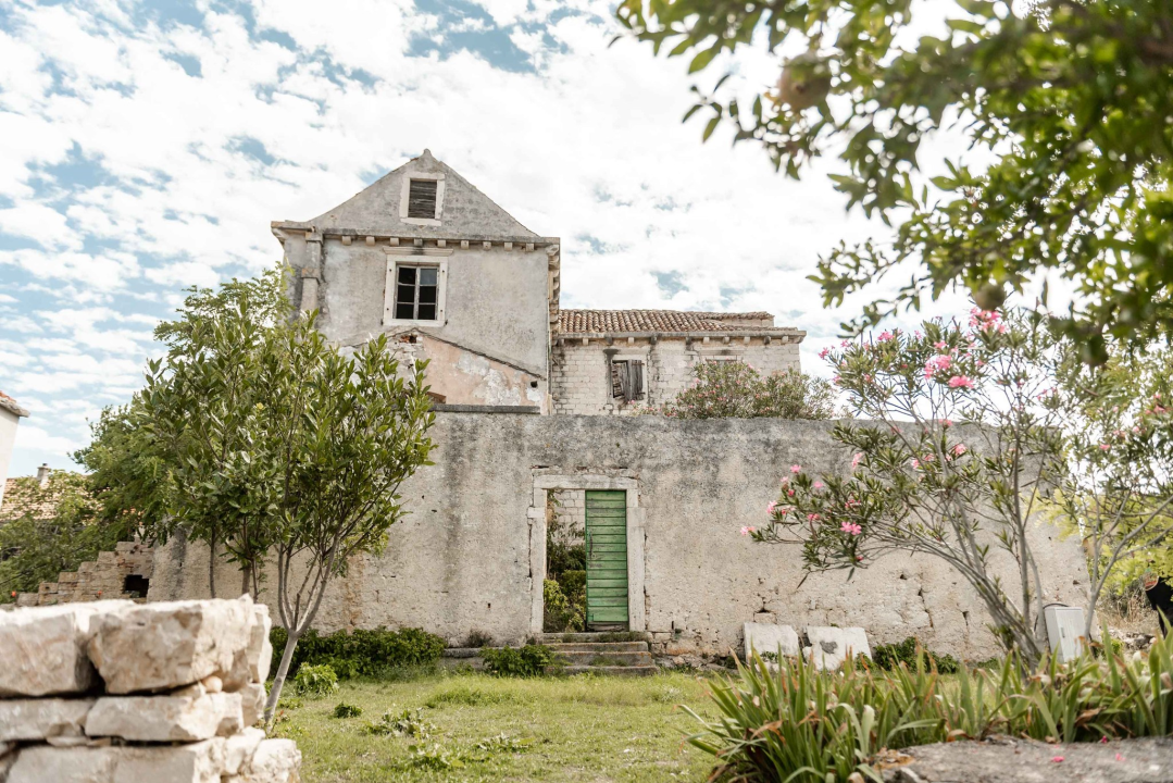 Što Grad planira s vilom Zuliani na Zlarinu: U njoj je navodno rođena Vesna Parun...