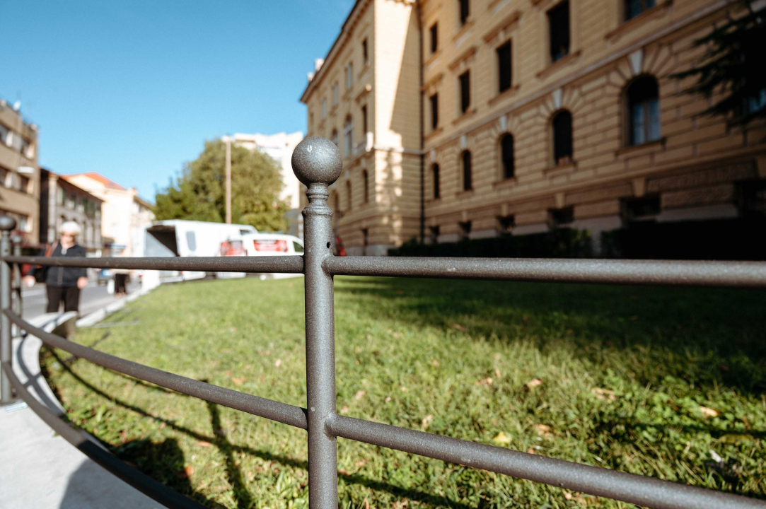 Zgrada suda i travnjaci od jutros u potpunosti opasani ogradom: Teško će se više tamo šetati kućni ljubimci 