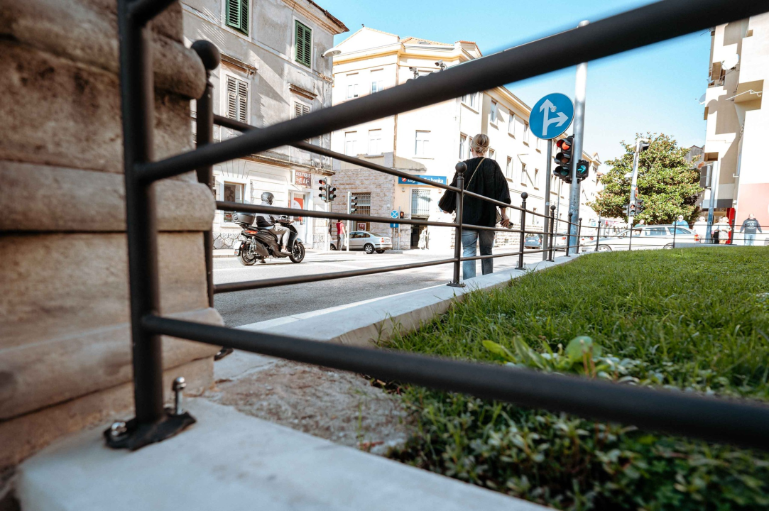 Zgrada suda i travnjaci od jutros u potpunosti opasani ogradom: Teško će se više tamo šetati kućni ljubimci 