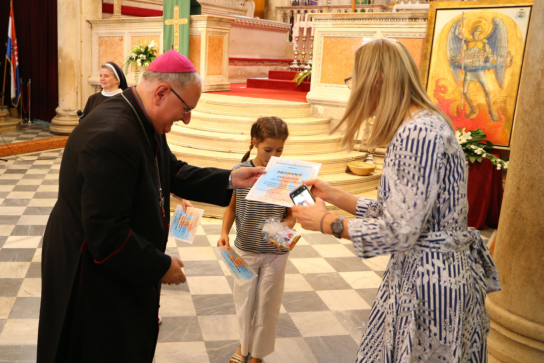 Mališani posjetili katedralu i susreli se s biskupom Rogićem