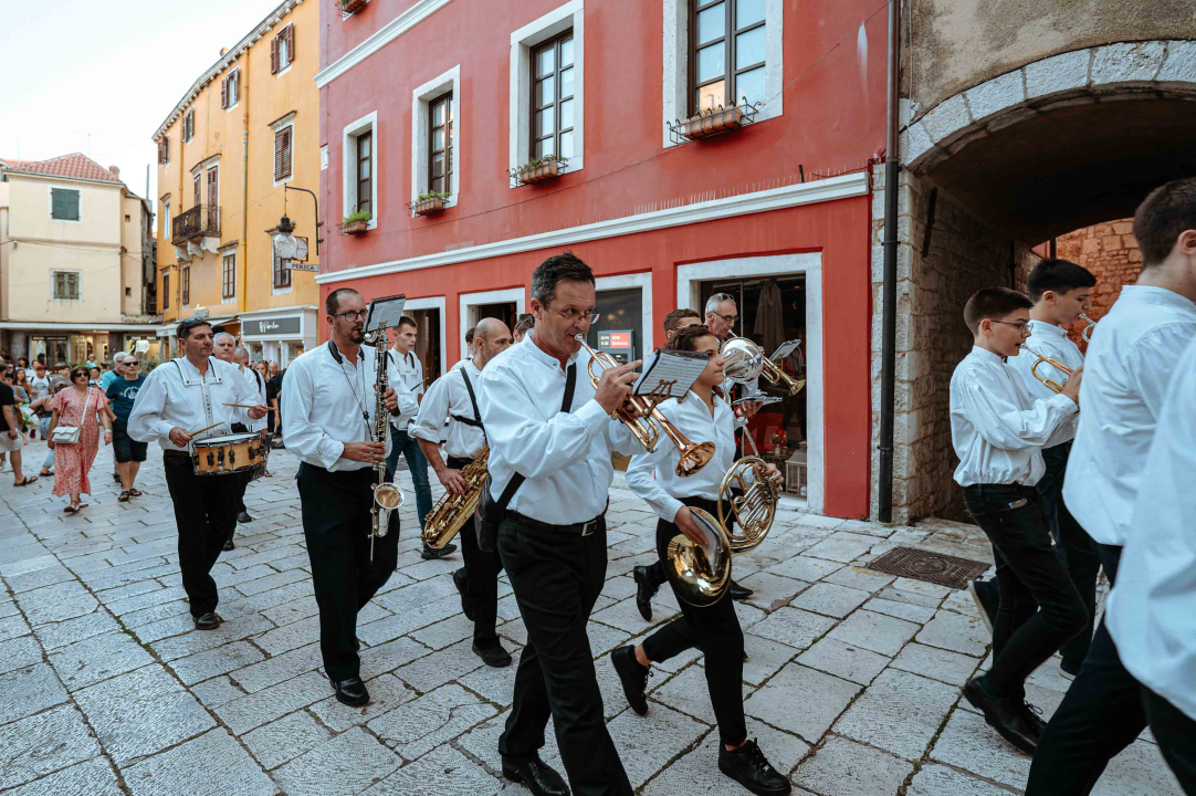 Promenada Šibenske narodne glazbe starom gradskom jezgrom oduševila prolaznike