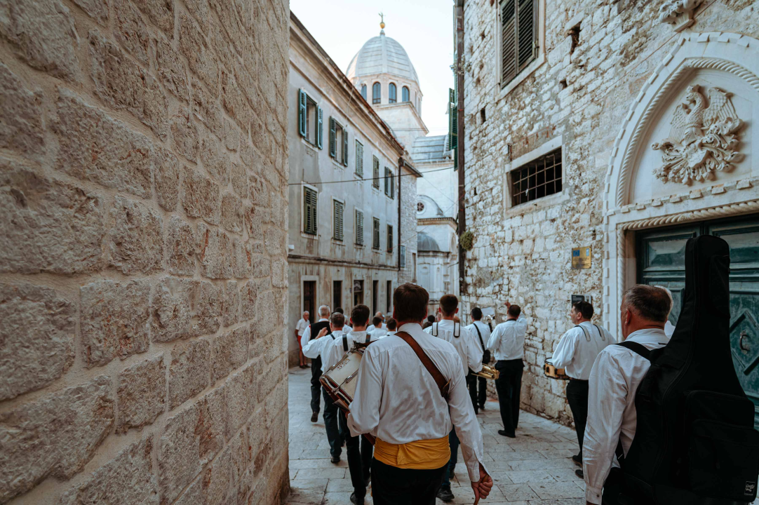 Promenada Šibenske narodne glazbe starom gradskom jezgrom oduševila prolaznike