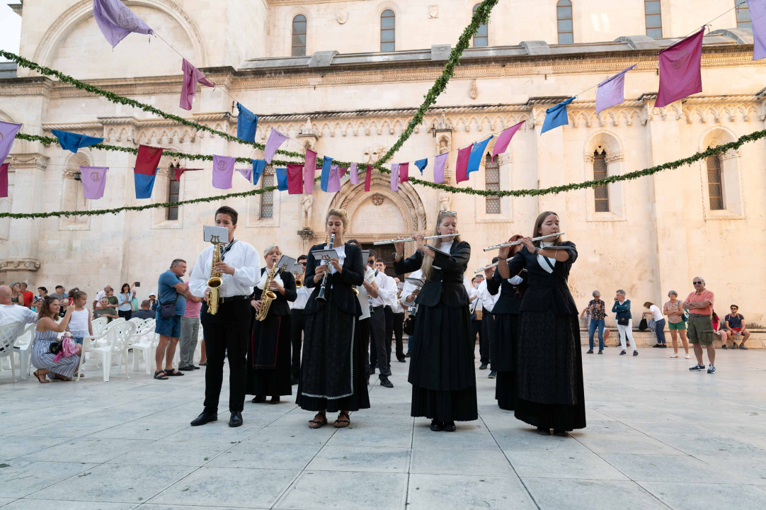 Promenada Šibenske narodne glazbe starom gradskom jezgrom oduševila prolaznike
