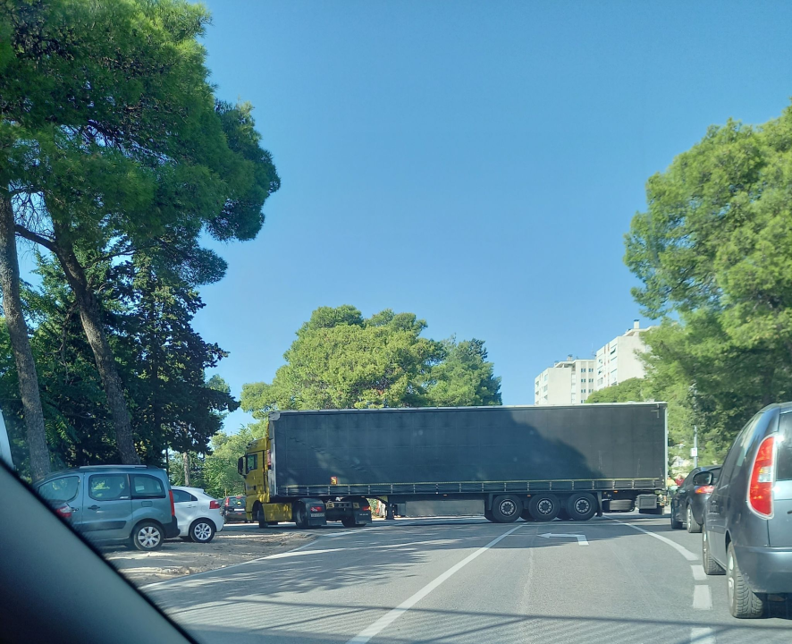 Opet nevolje s kamionima niz gimnaziju: Srećom, ovaj put je relativno brzo riješena stvar