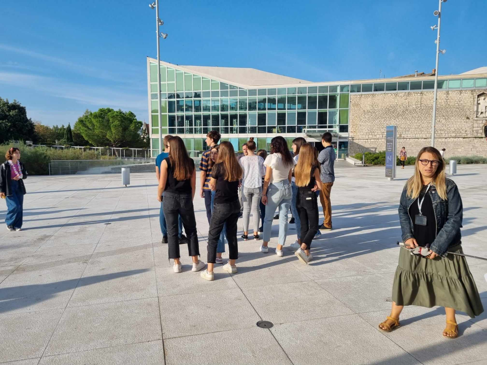 Šibenski gimnazijalci edukativnom šetnjom kroz grad obilježili Svjetski dan pješačenja 