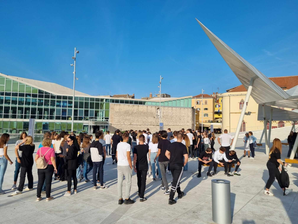 Šibenski gimnazijalci edukativnom šetnjom kroz grad obilježili Svjetski dan pješačenja 