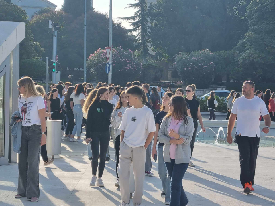 Šibenski gimnazijalci edukativnom šetnjom kroz grad obilježili Svjetski dan pješačenja 