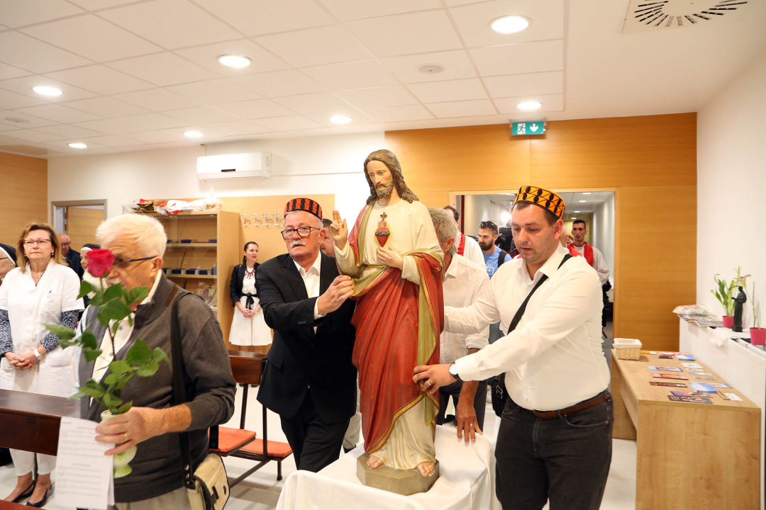 U bolničku kapelu u Šibeniku vraćen kip Presvetog srca Isusova
