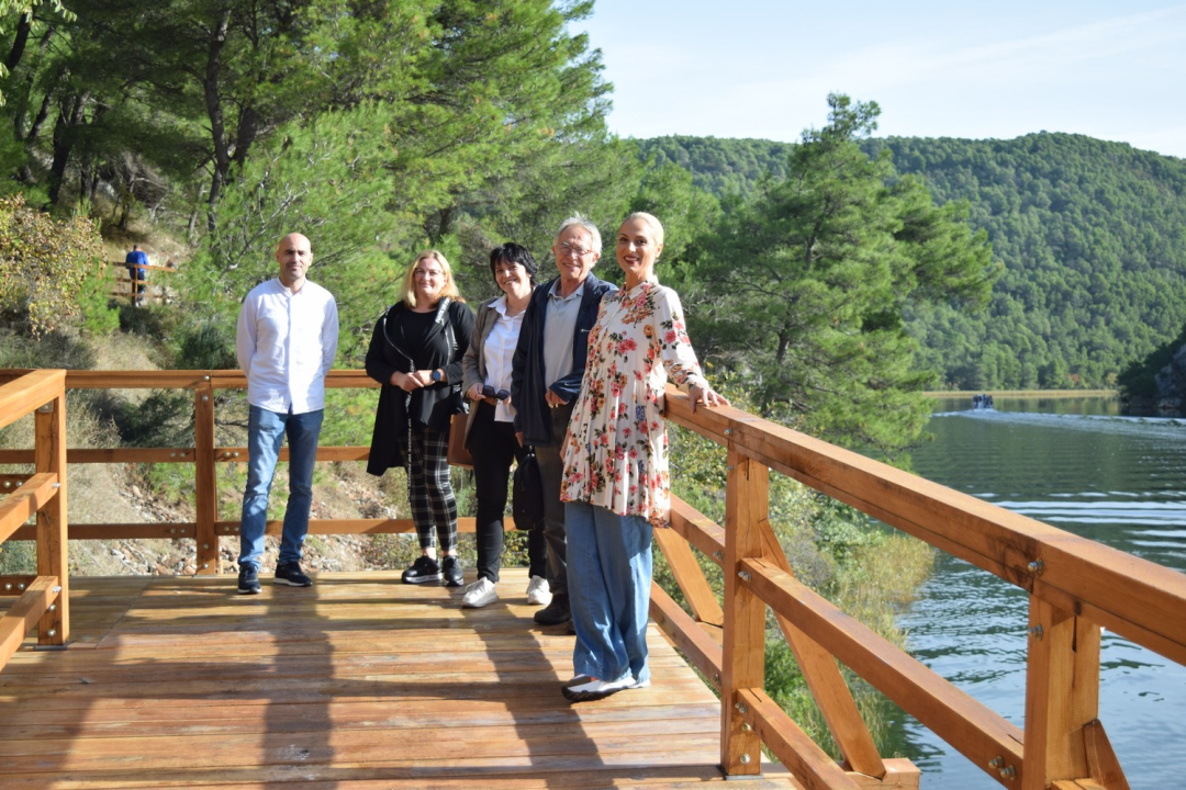 Završeni radovi na uređenju pješačke staze ispod Skradinskog mosta