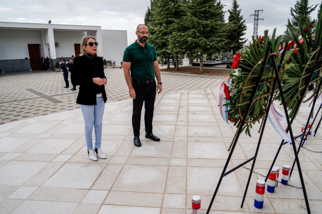 Predstavnici Grada i Županije položili vijence i zapalili svijeće na Kvanju
