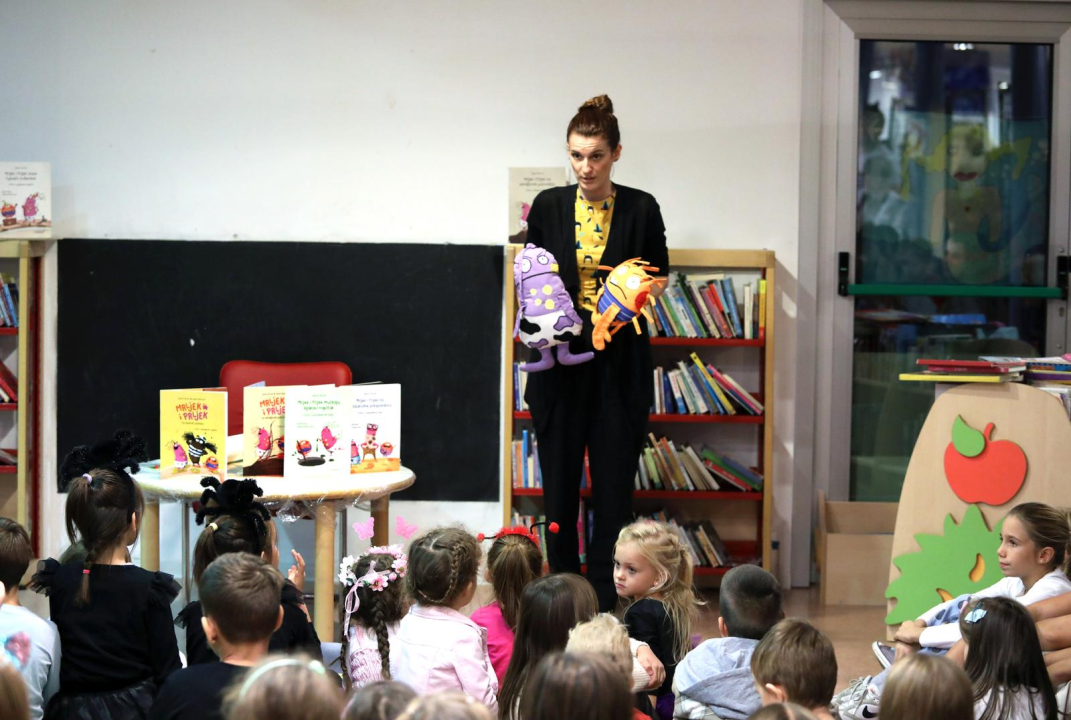 Puna knjižnica djece na ‘Bljakavoj pričaonici s Mrljekom, Prljekom i Jelenom Pervan’