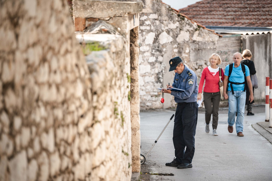 Izvučen kamion koji je zapeo u ulici iza Fine: Oštetio reklame i fasade