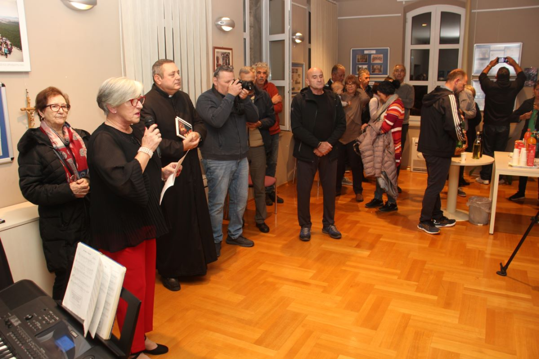 U Vodicama otvorena izložba posvećena don Frani Šimatu