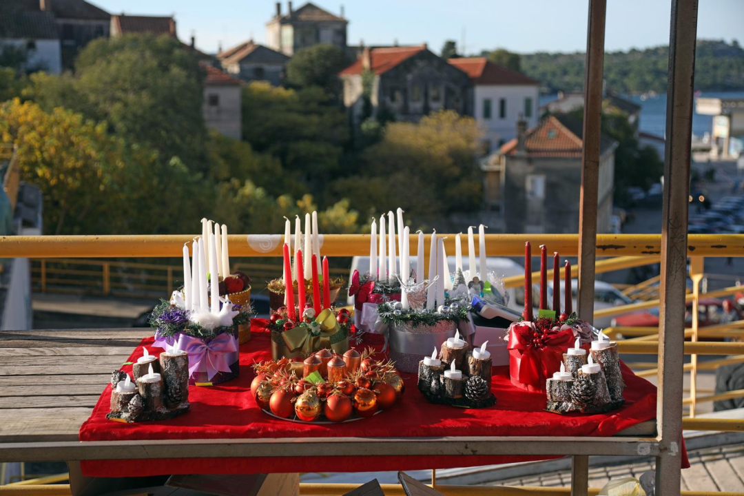 Prvi adventski vijenci stigli na šibensku pijacu 