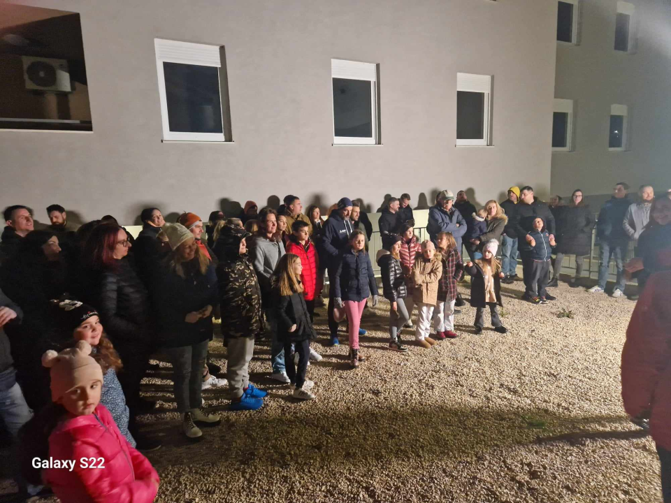 Miran prosvjed još uvijek budućih stanara POS-ovih stanova na Biocima: Plaćaju kredite, ali ključ nikako da dobiju. Zato plaćaju i podstanarstvo