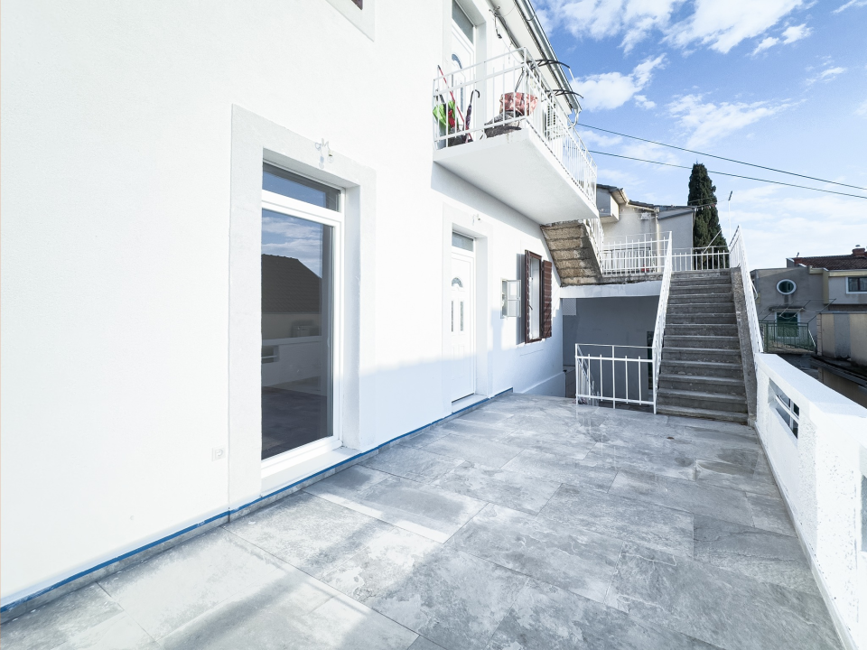 Prodaje se kompletno renoviran dvosoban stan na odličnoj lokaciji!