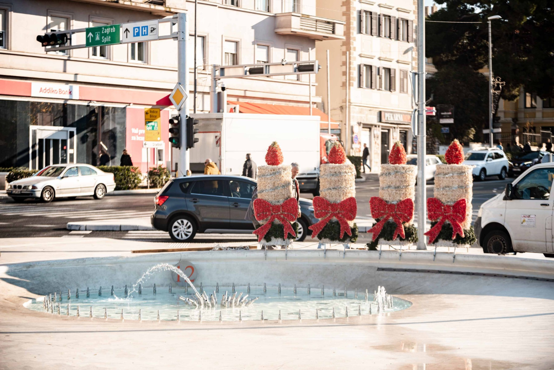 Stigao blagdanski bor na Poljanu