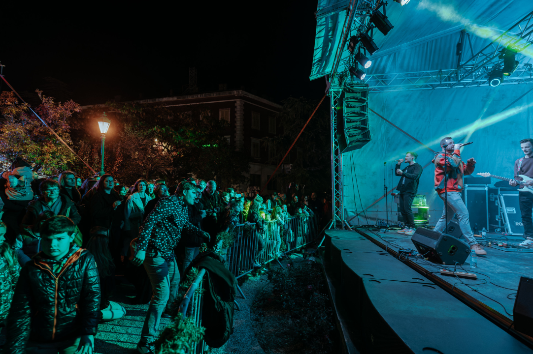 Matija Cvek u prepunom đardinu otvorio Adventuru, već sutra dva nova koncerta