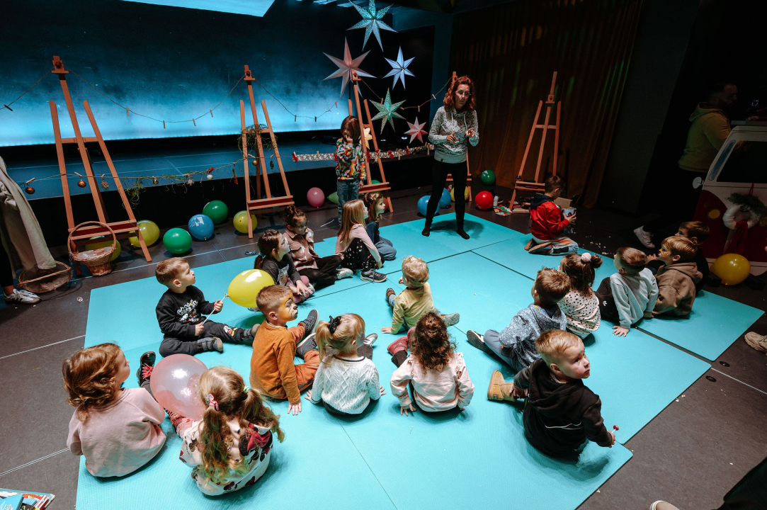 Arsenturica pun pogodak: Djeca uživala u radionicama i predstavi, a posjetio ih je i Djed Božićnjak