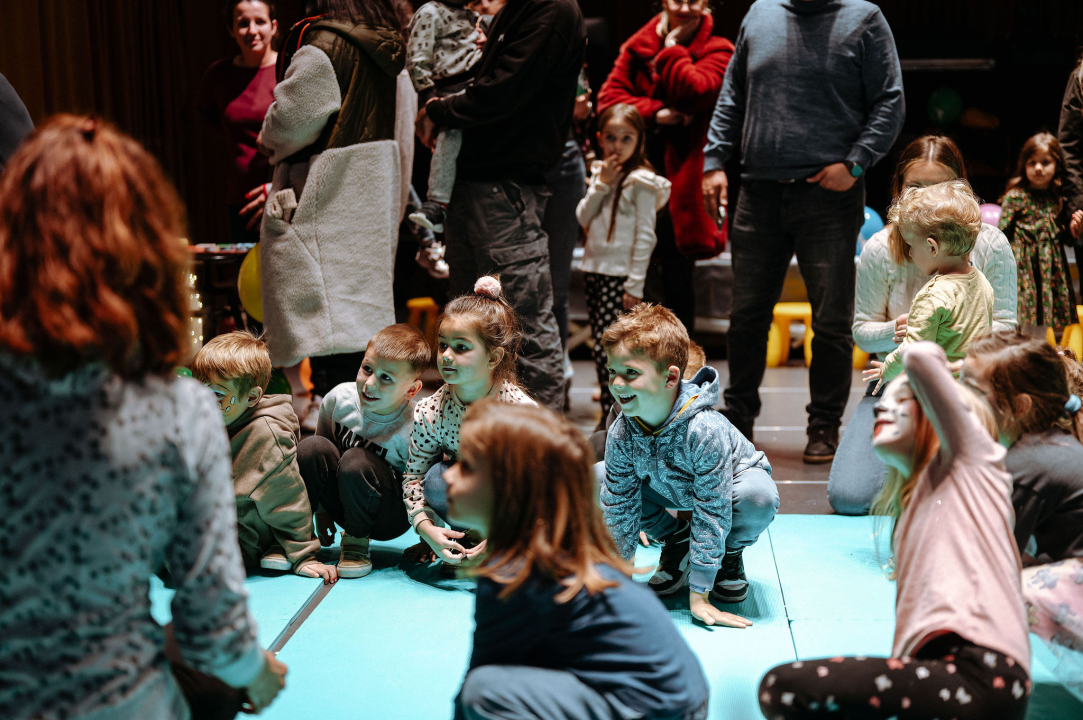 Arsenturica pun pogodak: Djeca uživala u radionicama i predstavi, a posjetio ih je i Djed Božićnjak